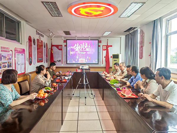 1724052239243766.jpeg 8月15日,渭河實(shí)業(yè)分會(huì)為員工舉辦生日會(huì).jpg