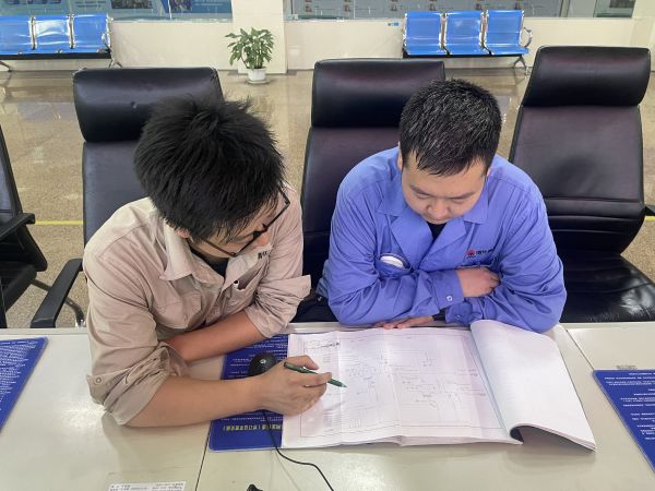 1724200461313468.jpeg 凈化崗位王生太師傅教徒弟尹魁如何繪制流程圖.jpg