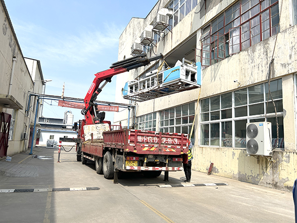 1724402878548712.jpeg 8月22日,新設備到廠,進行吊裝。.jpg