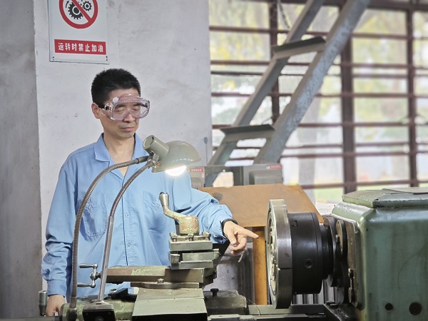 1724926584102641.jpeg 贠航海正在講述車床運行原理.jpg