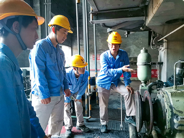 1724986650564826.jpeg 8月29日上午8時,徐濤在給班組幾位青工現場講解磨煤機結構原理.jpg