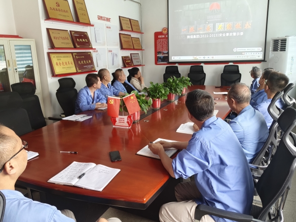 8月28日，車間管理人員觀看警示視頻.jpg