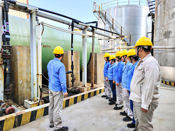 1725259260557577.jpeg 8月30日脫鹽水技術員田亮給運行人員現場培訓卸酸注意事項.jpg
