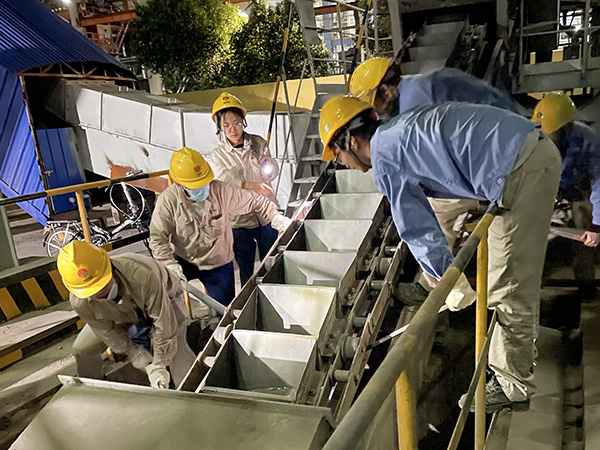 1725863138889926.jpeg 9月7日,三期鍋爐水平鏈斗跳車,夜班運行人員緊張復位.jpg