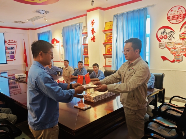 1726101167240522.jpeg 車間負責人給職工發放學習筆記.jpg