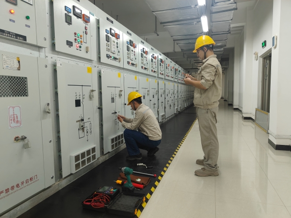 1726294085179408.jpeg 9月12日,運行一班成員在現(xiàn)場內(nèi)進行實操演練.jpg