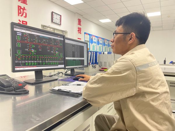 1726640218797152.jpeg 電儀分部員工第五江明在調整系統電壓.jpg