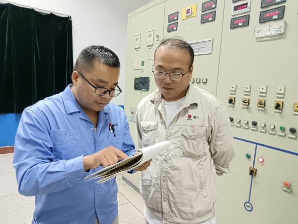 1727137122385117.jpeg 9月,運行人員正在崗位上對發電機并網工作票進行審核.jpg