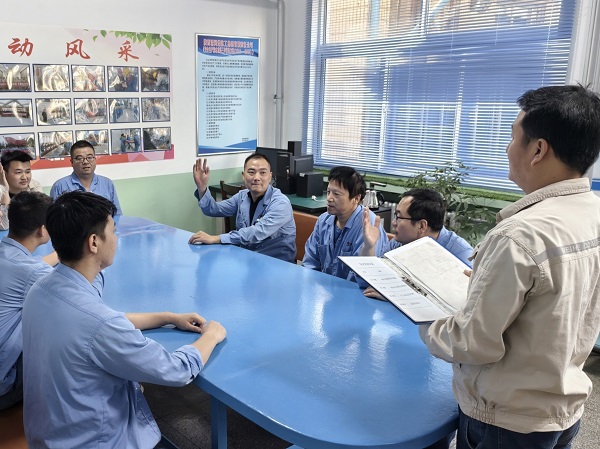 1727137366694122.jpeg 檢修人員在“小課堂”開展互動問答.jpg
