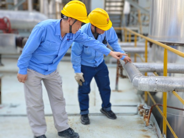 1727566072412186.jpeg 9月25日,車間技術員李廣志帶著現場人員排查壓力表.jpg