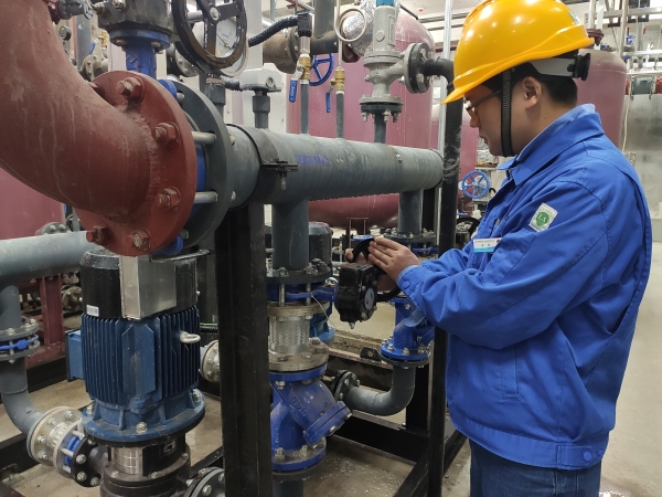 1727654875759473.jpeg 職工調試供暖換熱站.jpg