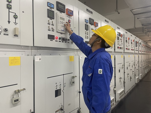 1727874118492919.jpeg 電儀分部工段長(zhǎng)馮向陽(yáng)在配電室內(nèi)查看設(shè)備運(yùn)行數(shù)據(jù).jpg