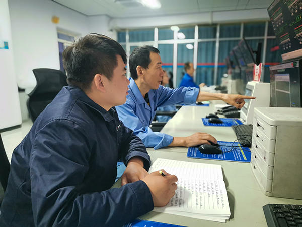 1727940701194129.jpeg 10月3日9時許,高俊強在回答班長閆海斌的問題.jpg