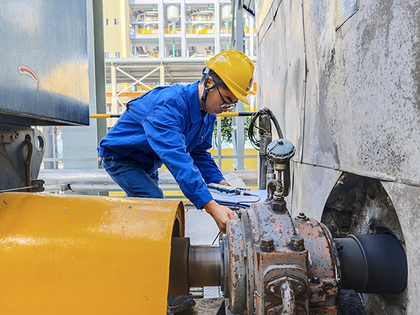 1727940711827156.jpeg 10月3日9時30分,代國棟在給風機做“點檢”.jpg