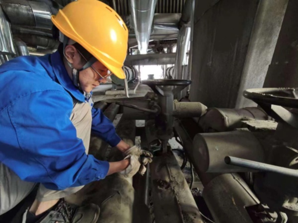 1728222583118033.jpeg 10月5日下午5號鍋爐電動定排閥門泄漏,李震現場緊固消漏_副本.jpg