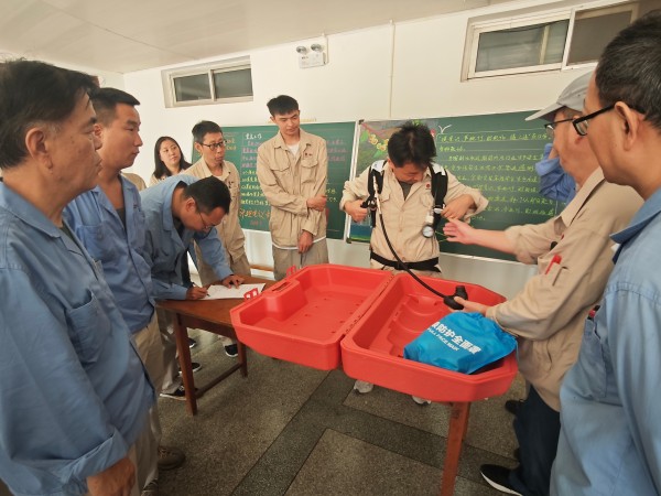 1729234361112371.jpeg 近日,計控電儀部特邀公司應(yīng)急救援隊隊長寧生修為部門全體員工進(jìn)行心肺復(fù)蘇和空氣呼吸器使用方法的應(yīng)急技能培訓(xùn)1.jpg