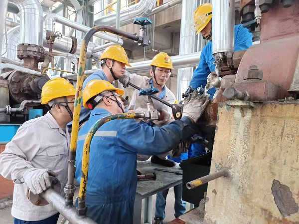 1729913855861296.png 技術員正在為大家演示力矩扳手正確拆卸作業.png