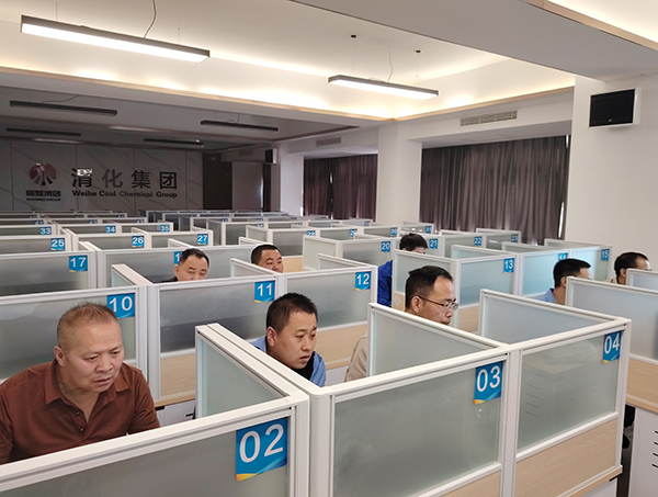 1730074633351075.jpeg 合成車間操作人員正在進行10月份應(yīng)知應(yīng)會考試.jpg