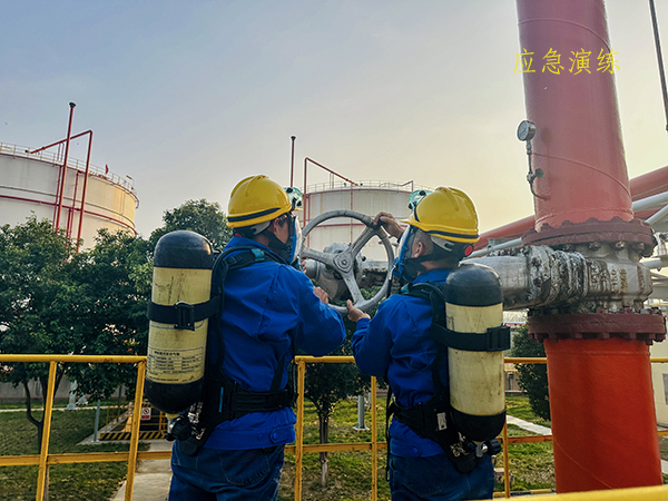 1731284188792687.jpeg 11月8日下午,應急演練,圖為演練過程中關閉裝車總管控制閥.jpg