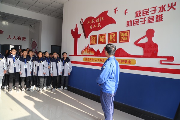 1731405211397381.jpeg 向研學(xué)學(xué)生普及消防知識.jpg