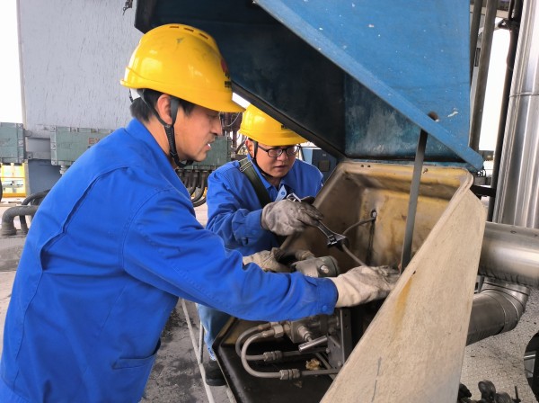 1732091235667635.jpeg 近日,計控電儀部儀表人員對現場儀表伴熱進行檢查和維護1.jpg