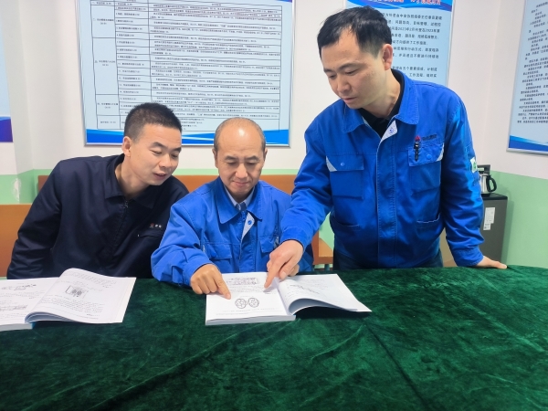 1732178370939122.jpeg 技術員劉斌與檢修人員進行討論.jpg