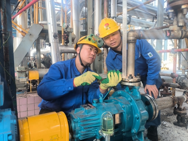 1732178378538373.jpeg 張帆與劉斌在現場確認管線的垂直度.jpg