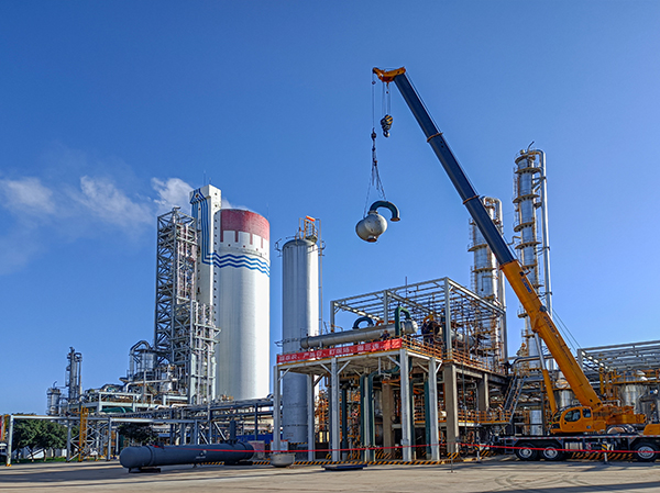 1732753447713267.jpeg 11月27日,吊裝設(shè)備對(duì)換熱器封頭進(jìn)行吊裝 副圖.jpg