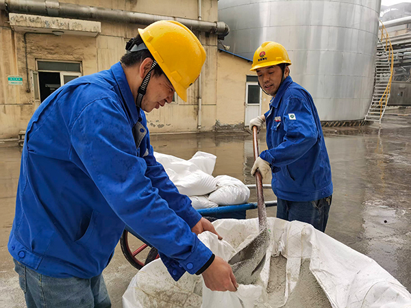 1733445606572689.jpeg 在脫鹽水崗位工作的伍思盈.jpg