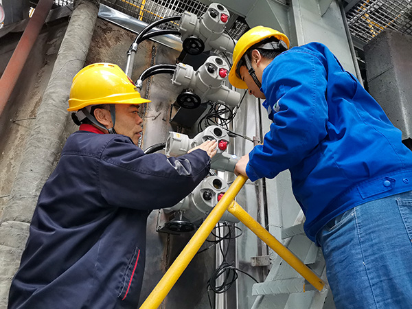 1733811130176175.jpeg 姬霄和張跟潮在1號爐二次風擋板安裝現場.jpg