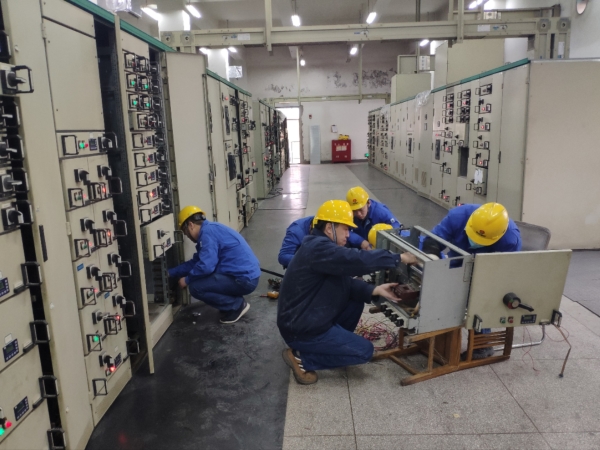 1733984191652645.jpeg 12月,檢修二班自主維修配電室開關(guān)柜.jpg