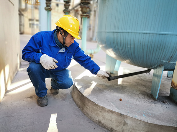 1734416984288572.jpeg 12月15日17時(shí),呂偉偉排放儲(chǔ)氣罐底部積水。.jpg