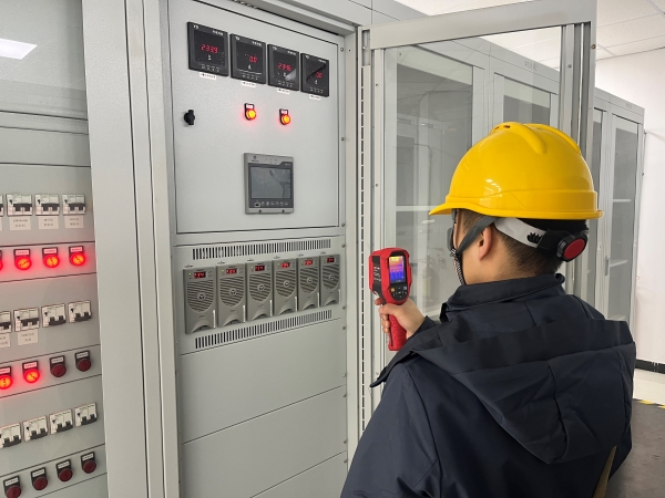 1734919938444023.jpeg 12月,計控電儀部運行人員正在用測溫儀排查隱患.jpg