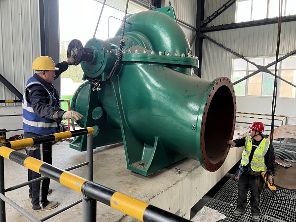 1735519055641242.jpeg 2024年10月中旬,吊運安裝新的循環水泵三期循環水450A-1d泵.jpg