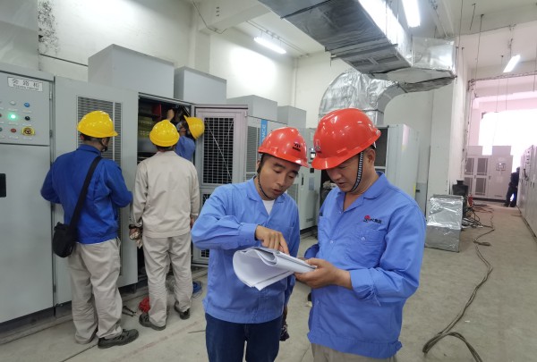 1735541796506337.jpeg 變頻技改現(xiàn)場,大家正在積極討論.jpg