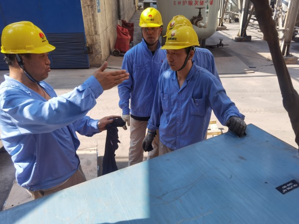 1735541807114459.jpeg 勞模工匠正在給現(xiàn)場青工講授檢修電機課程.jpg