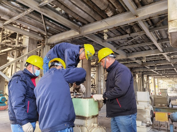 1736725214812801.jpeg 2025年1月,檢修人員正在拆除舊電機,更換節能電機.jpg