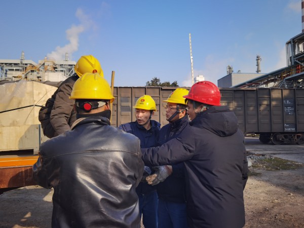 1736725234371943.jpeg 2025年1月1日,計控電儀部對三期原料卸車機滑線進行升級更換.jpg