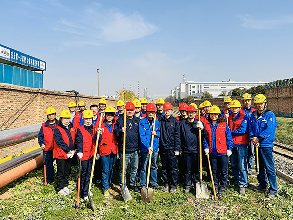 1737355559782811.jpeg 3月20日下午,物料車(chē)間黨支部開(kāi)展“清除雜草保安全 志愿服務(wù)顯擔(dān)當(dāng)”主題活動(dòng),黨員及青年志愿者集體合影 600.jpg