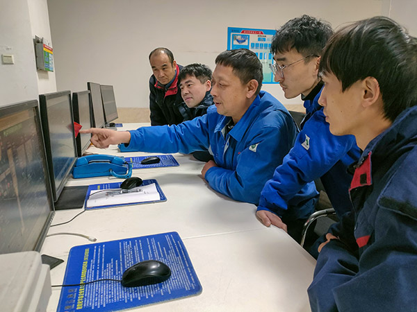 1737851323706768.jpeg 車間技術人員馮治在給員工講解節能技改項目投入注意事項.jpg