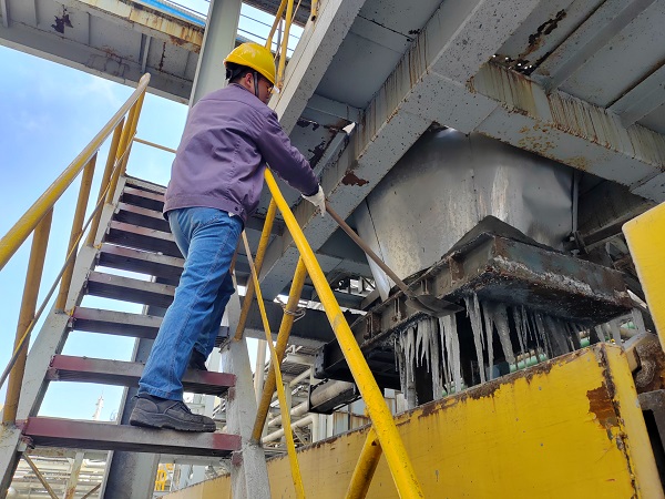 1738206391113585.jpeg 1月28日上午8點半,青工董宇斌在清除管廊掛冰。.jpg