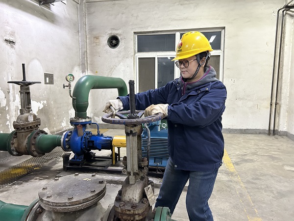 1738206422154078.jpeg 1月28日上午11時,脫鹽水泵房李萍正在調整脫鹽水量。.jpg