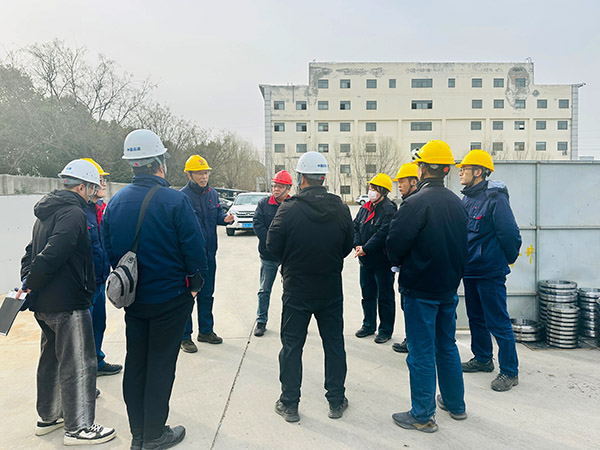 2月12日下午，物料車間開展重大危險源綜合大檢查，圖為裝車站臺VOC環保裝置的升級改造項目現場 (1).jpg