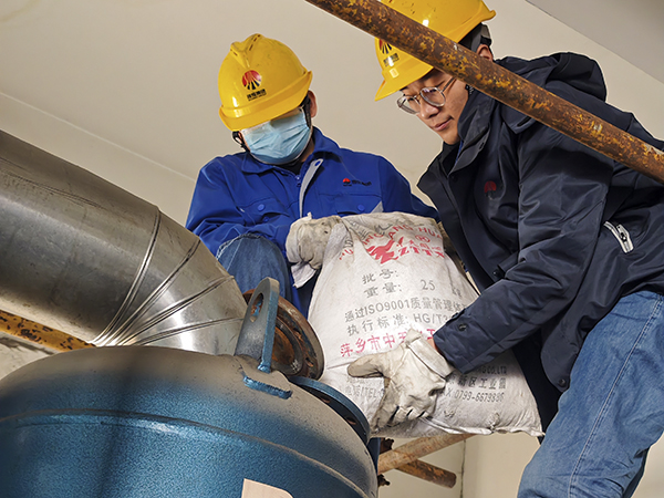 201740021694175421.jpg 2.19日動(dòng)力車間三期干燥機(jī)廠房?jī)?nèi),劉凱、張樂正在更換吸附劑.jpg