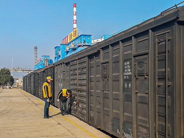2025年2月25日，鐵路科員工對裝好的車輛進行檢查0 (1).jpg