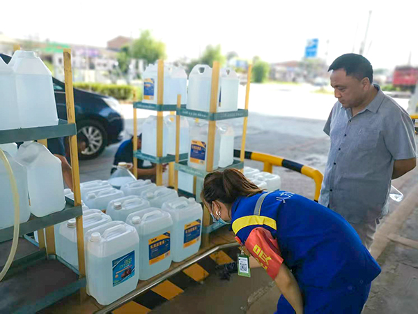 021740902971107091.jpg 車用尿素現場查看銷售情況 (1).jpg