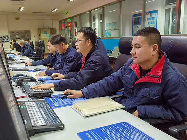 021740905405163038.jpg 操作人員認真監盤.jpg