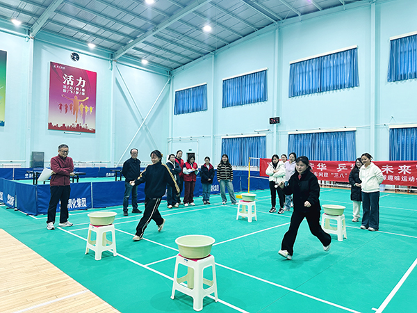 061741242125110697.jpg 3月5日下午,物料車間舉辦以“巾幗綻芳華 乒搏向未來”為主題的女職工乒乓球趣味運(yùn)動(dòng)會(huì),圖為趣味夾乒乓球.JPG