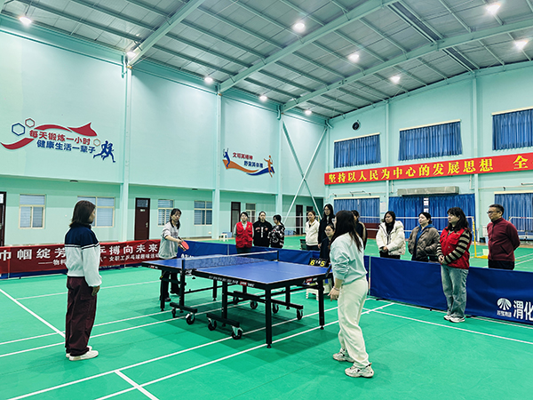 061741242141801278.jpg 3月5日下午,物料車間舉辦以“巾幗綻芳華 乒搏向未來”為主題的女職工乒乓球趣味運(yùn)動(dòng)會(huì),圖為乒乓球單打項(xiàng)目.JPG