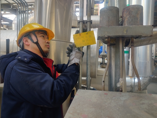 121741742262927575.jpg 3月8日,車間開(kāi)展跑冒滴漏集中整治現(xiàn)場(chǎng)排查掛漏點(diǎn)牌照片.jpg